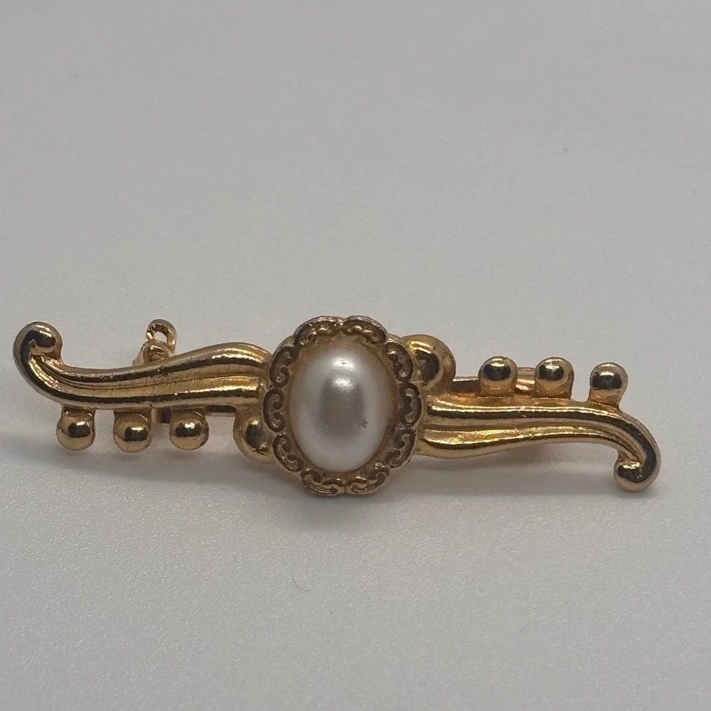 Vintage Brooch Gold Tone Pin Faux Pearl ‎ Ornate Design Women Jewelry Accessory